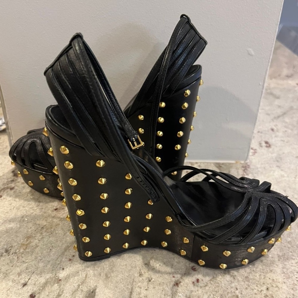Gucci Black Leather Studded Platform Sandals with Gold Accents - Picture 2 of 3